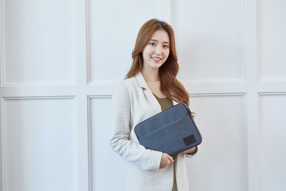 뉴즐 로고지퍼 핸드스트랩 슬림 태블릿 파우치