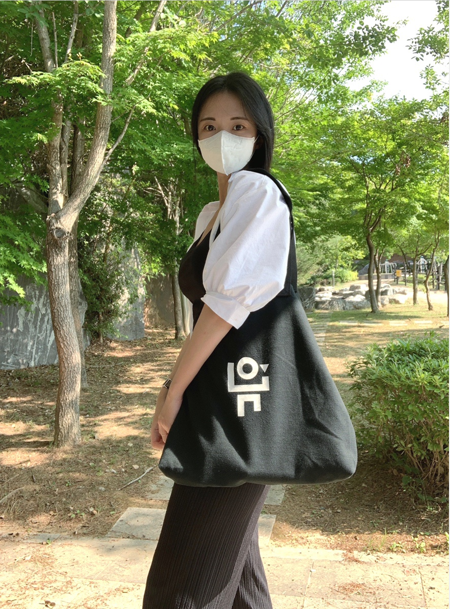 인싸 이욤님 뉴즐 핸디 데일리 에코백